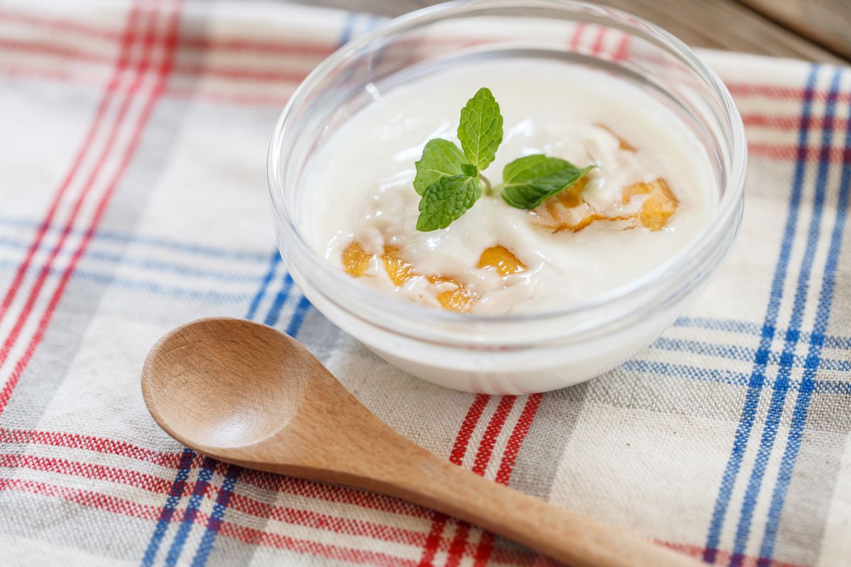 ヨーグルトに入ったオーガニックマンゴー(マハチャノック種)