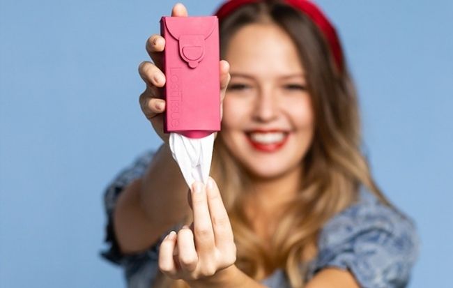 「Last Tissue」からハンカチを出そうとしている様子