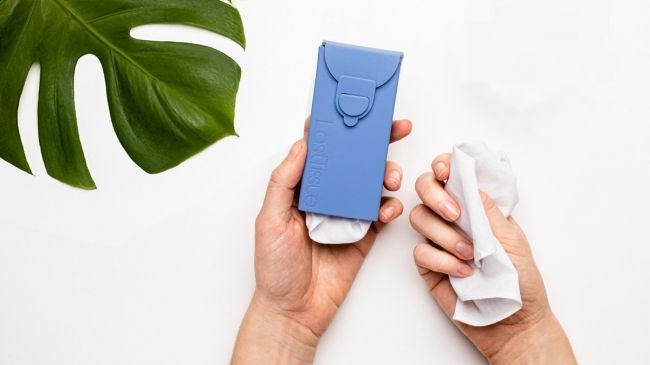 「Last Tissue」を持っている様子