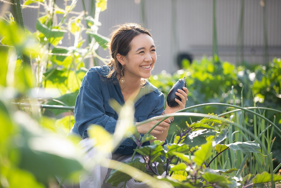 野菜を持つ女性