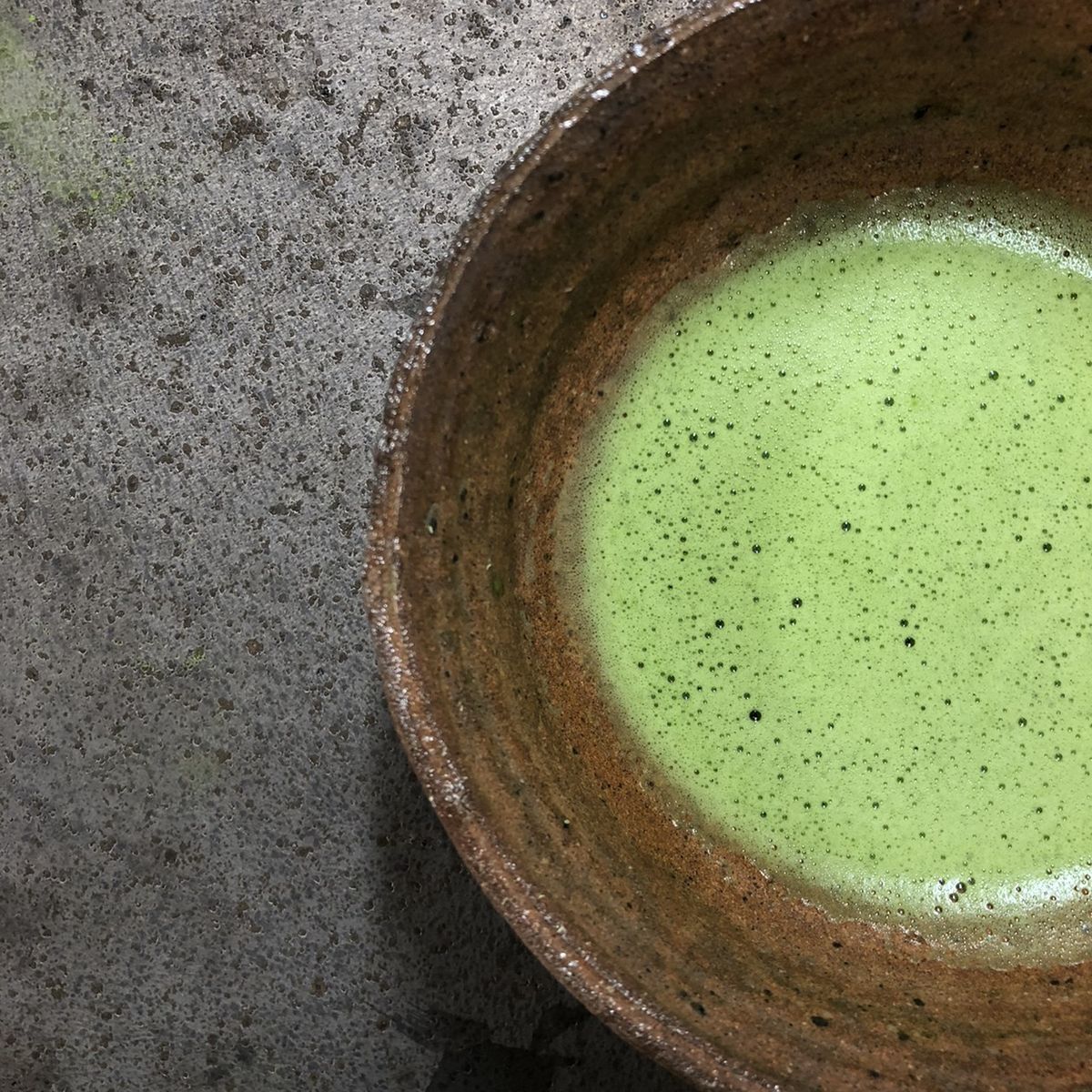 器に入れた有機抹茶