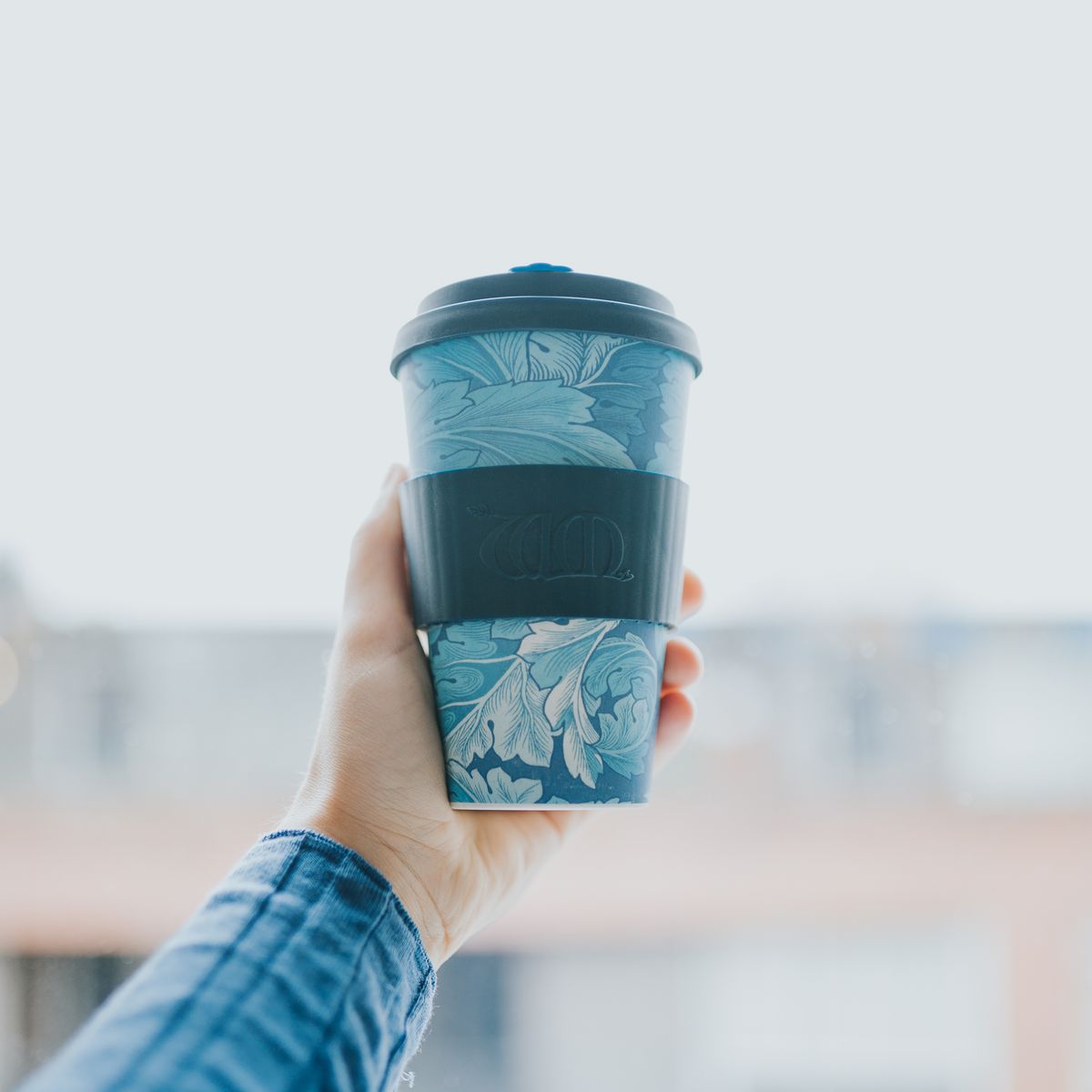 手に持ったエコーヒーカップ