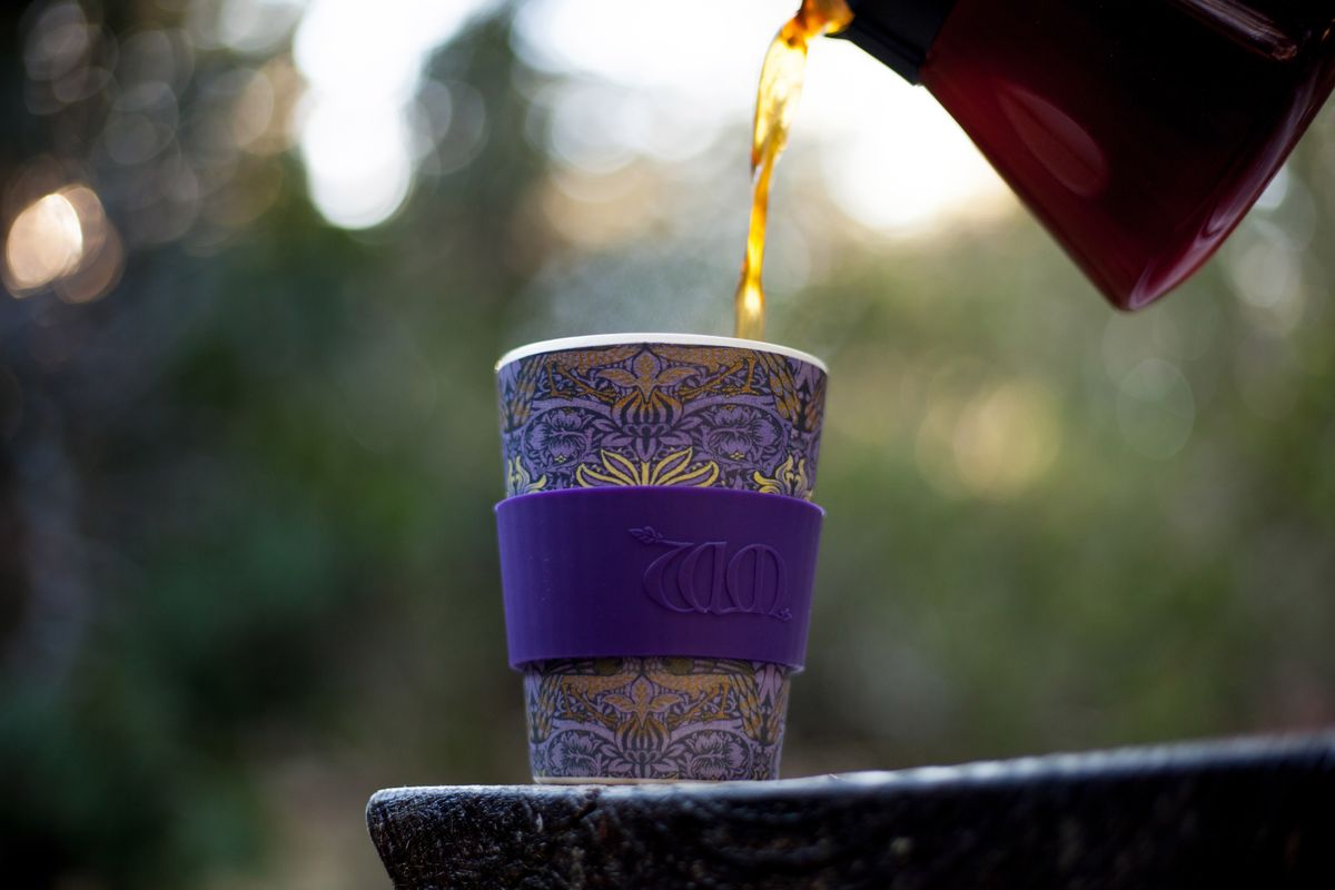 エコーヒーカップにコーヒーを注ぐ