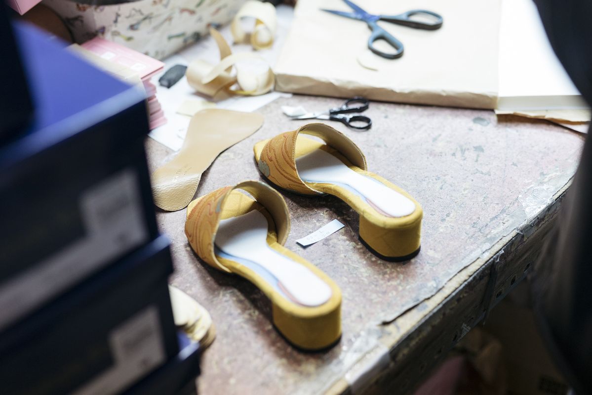 コラボシューズの作業場