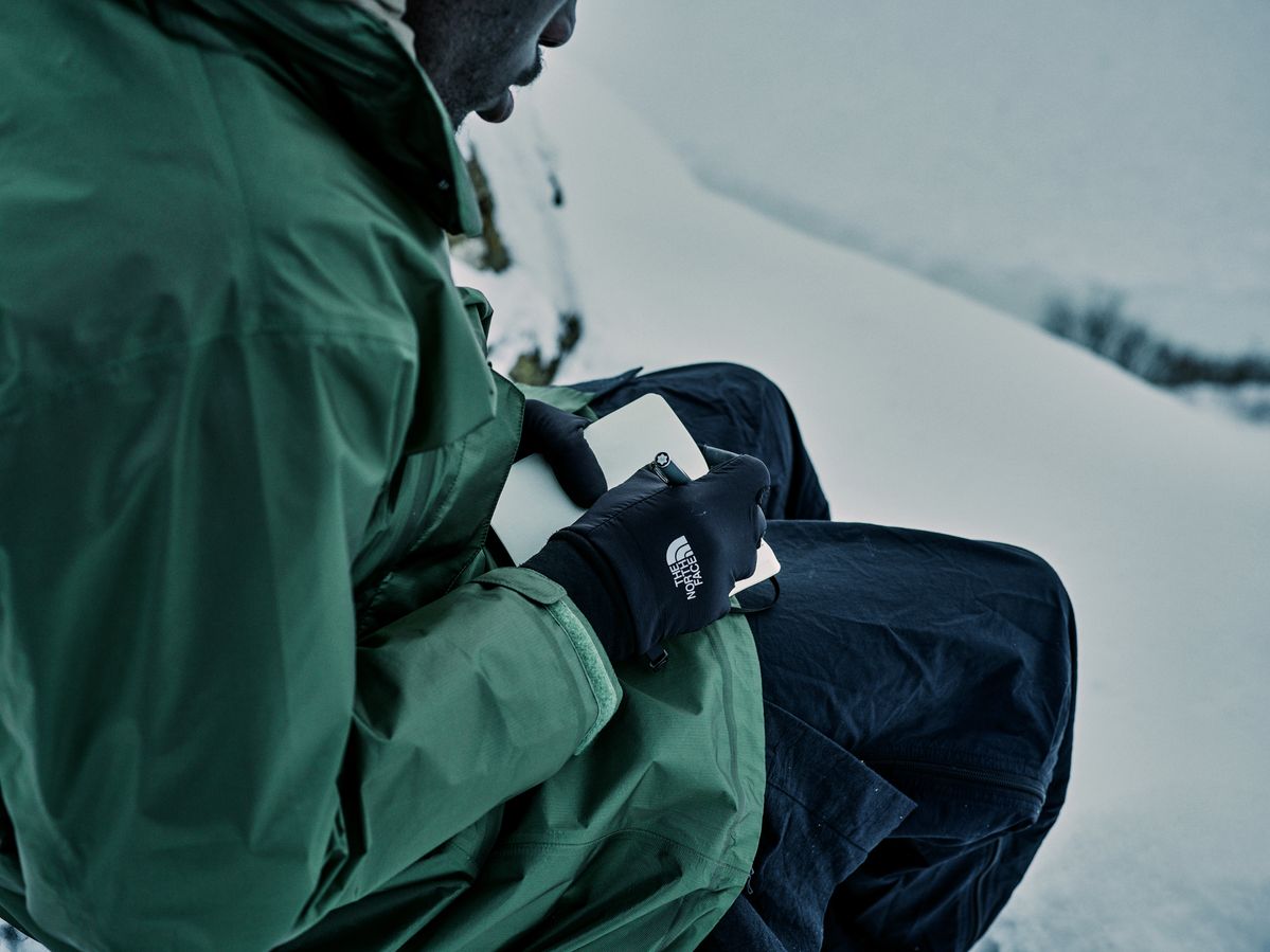 執筆するウィルソン