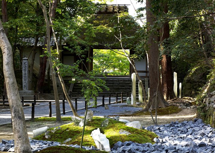西中千人（京都法然院ガラスの枯山水作家）銀箔と緑のラインが美しいガラス皿 SDGsと現代アートが融合 西中千人氏『リサイクルガラスの枯山水』で