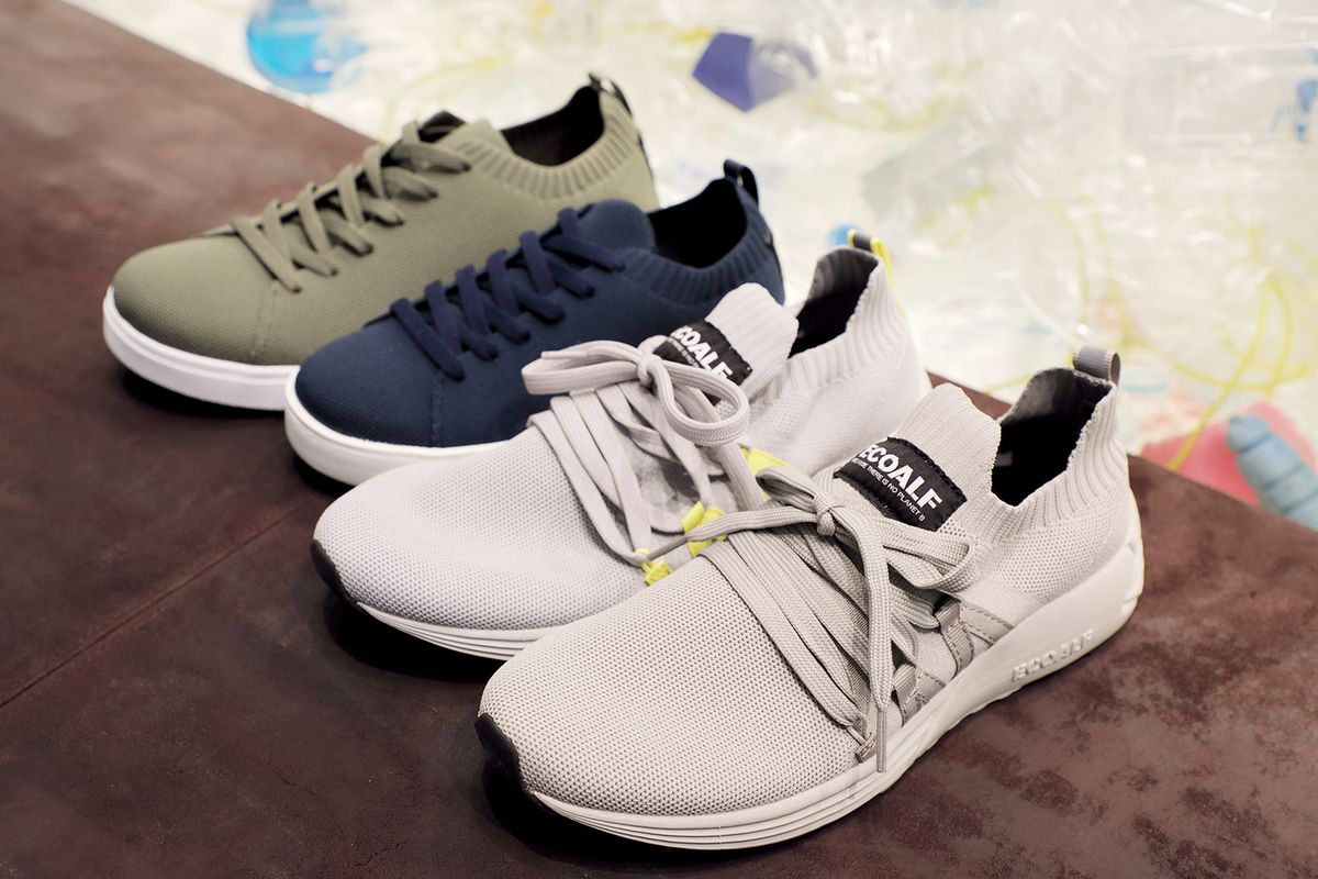 三足並んだリサイクルシューズ