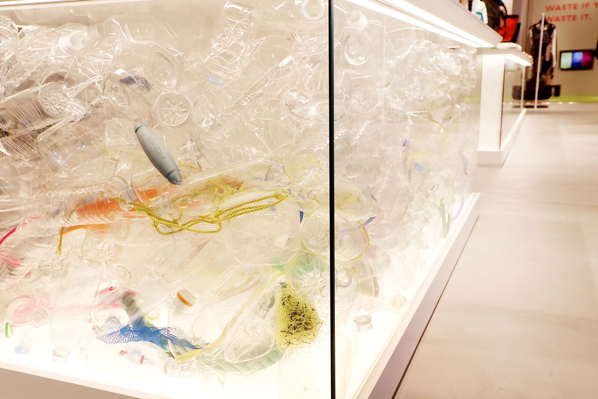 ペットボトルを使ったゴミを表現したディスプレイ