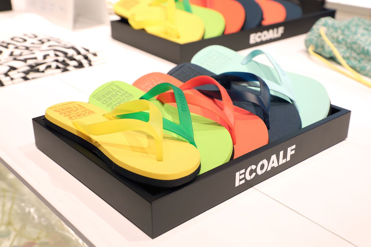 色とりどりのビーチサンダル