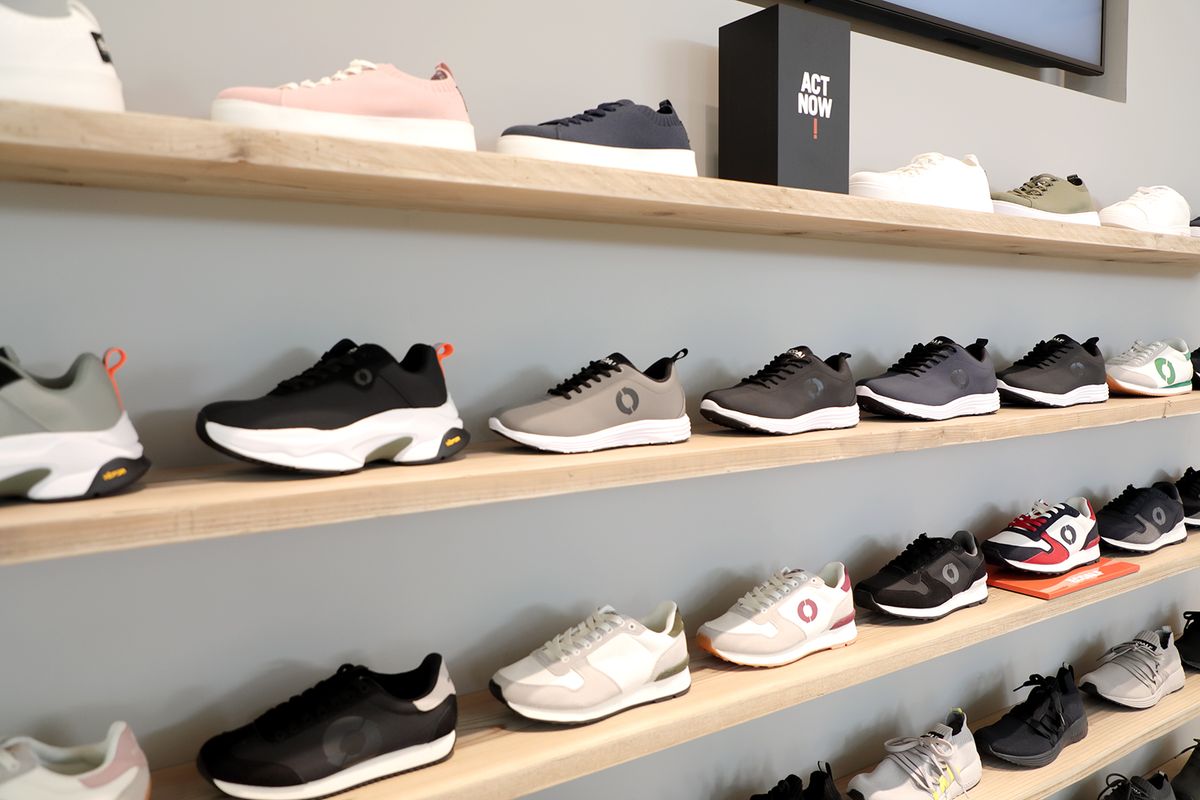 陳列されたスニーカー