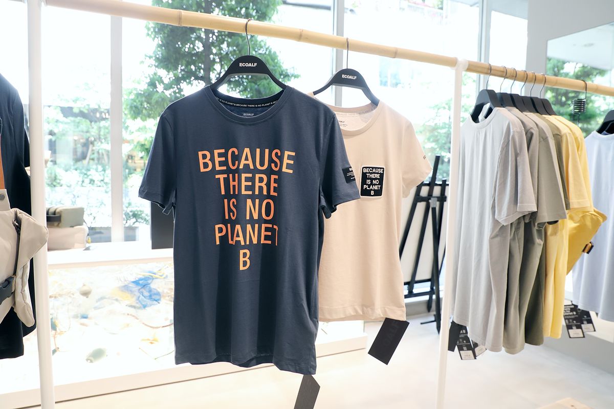 ブランドコンセプトのロゴTシャツ