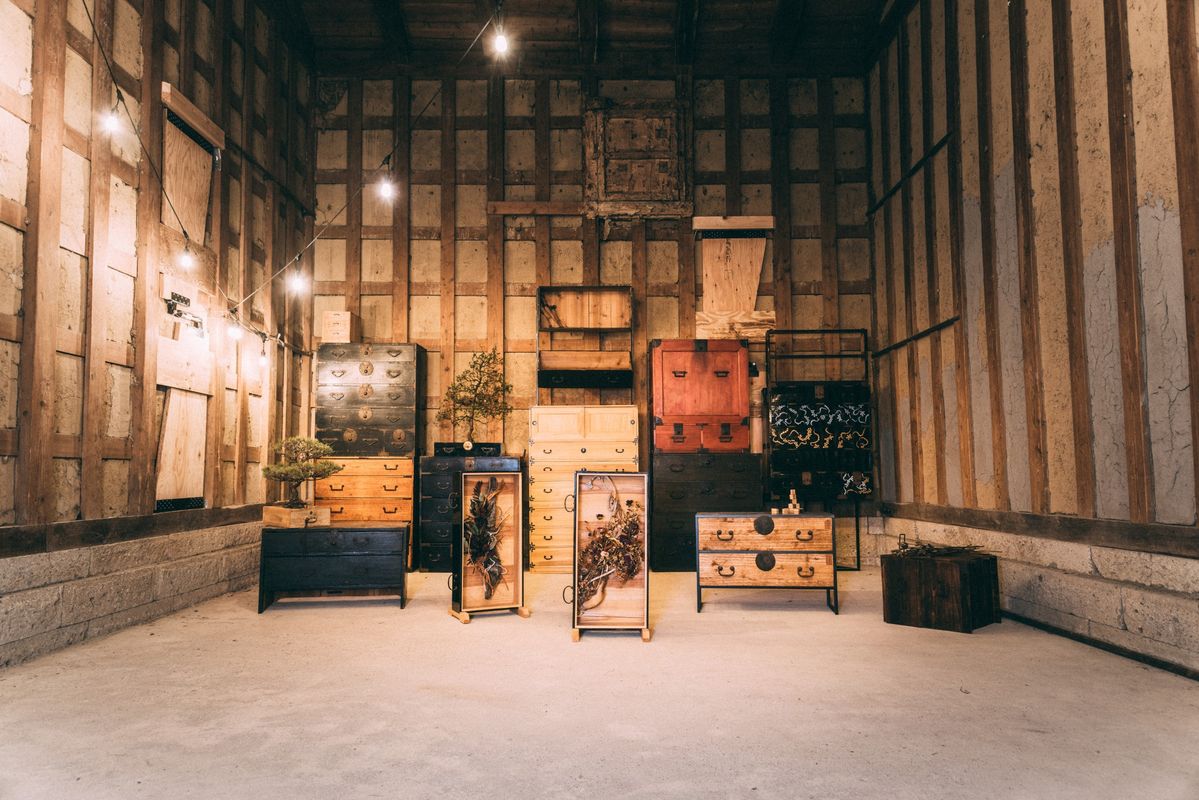 たくさん並べられた家具