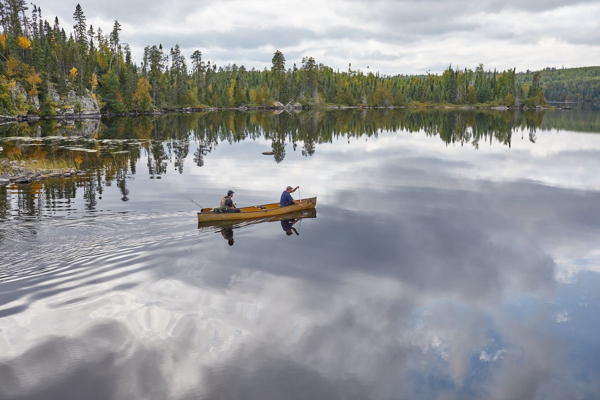 湖に浮かぶボート