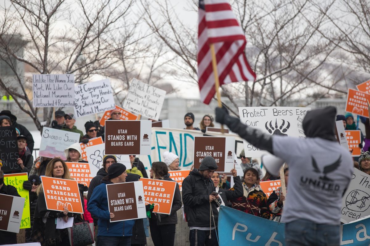 デモに集まる人々