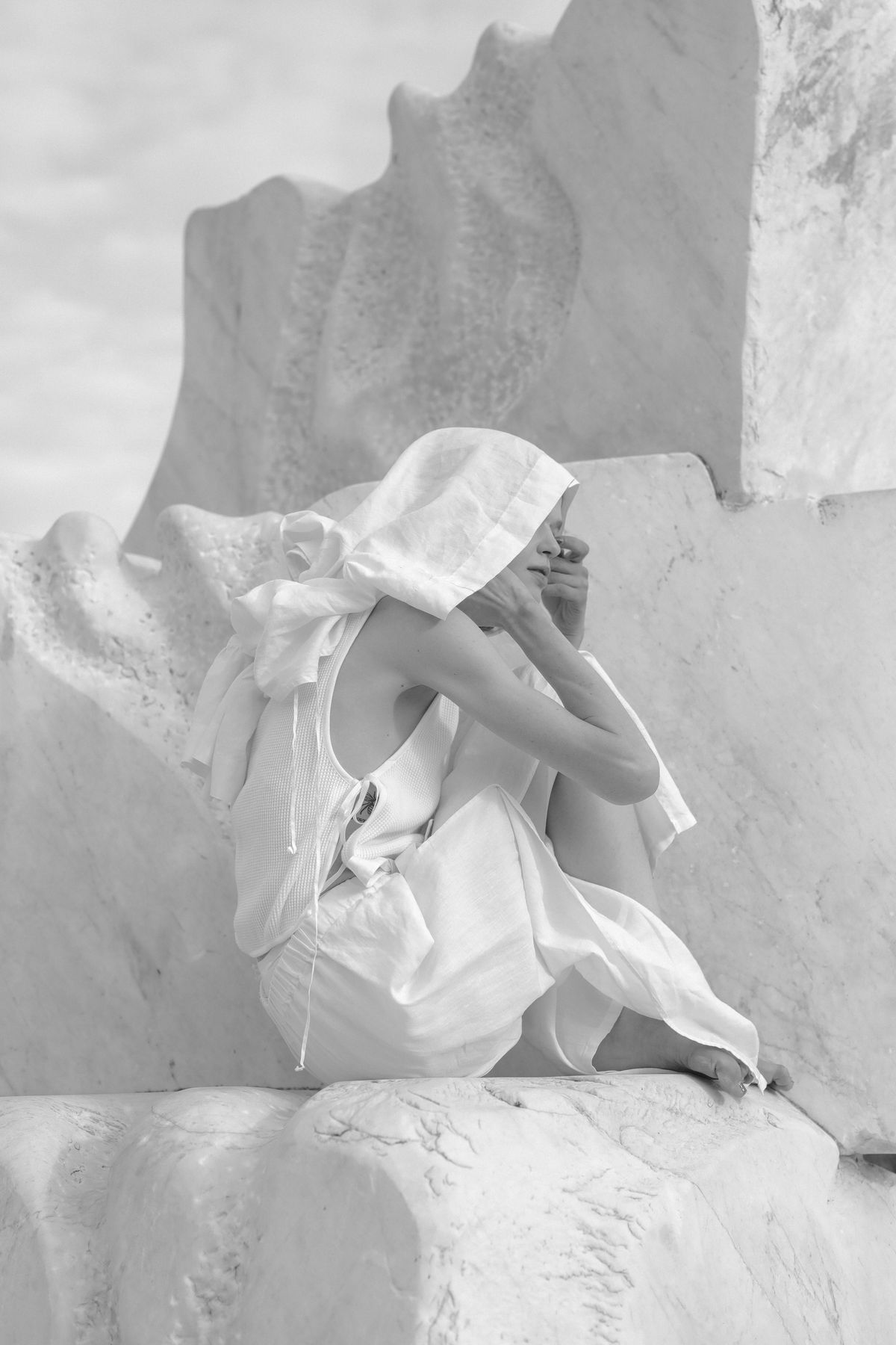 岩に座っている女性