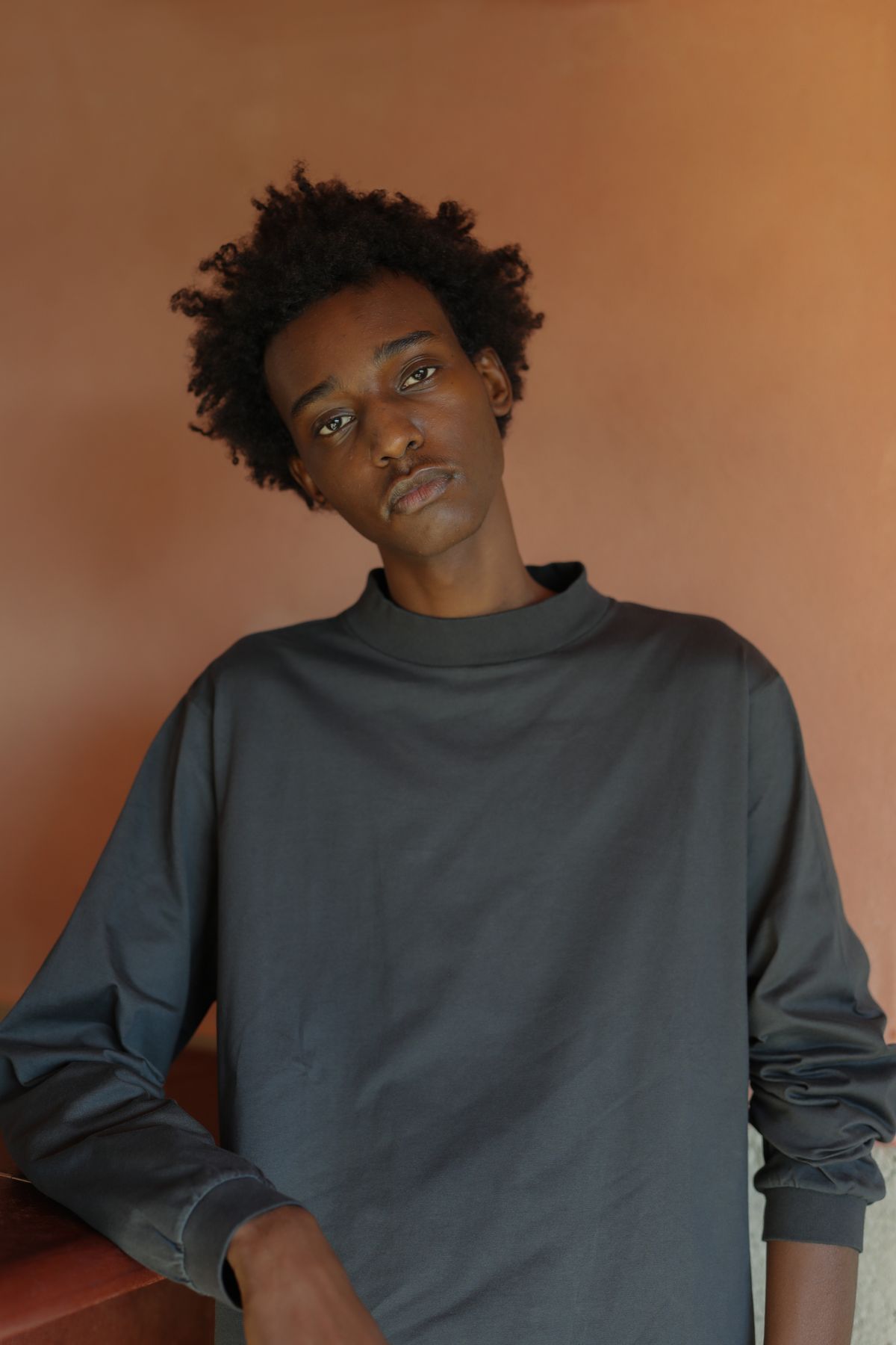 ロングTシャツを着た男性