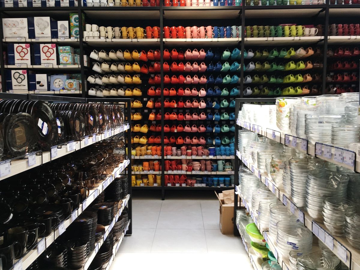 生活雑貨が並ぶスーパーの陳列棚