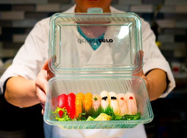 「DeliverZero」の容器に入った寿司