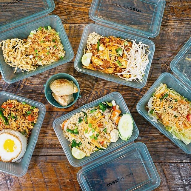 「DeliverZero」の容器に入った食べ物