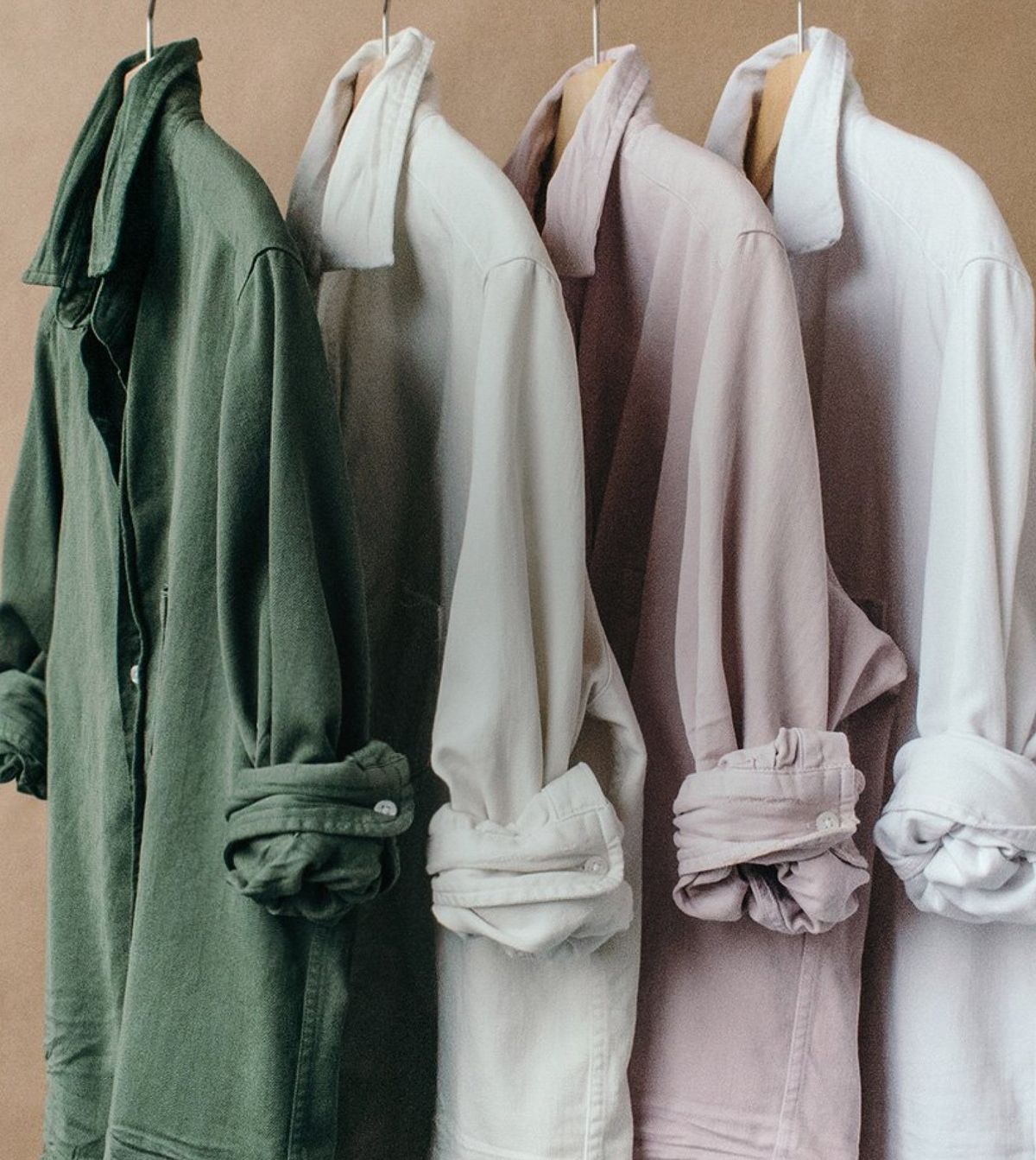 「Frank＆Eileen（フランク＆アイリーン）」のシャツがかかっている写真