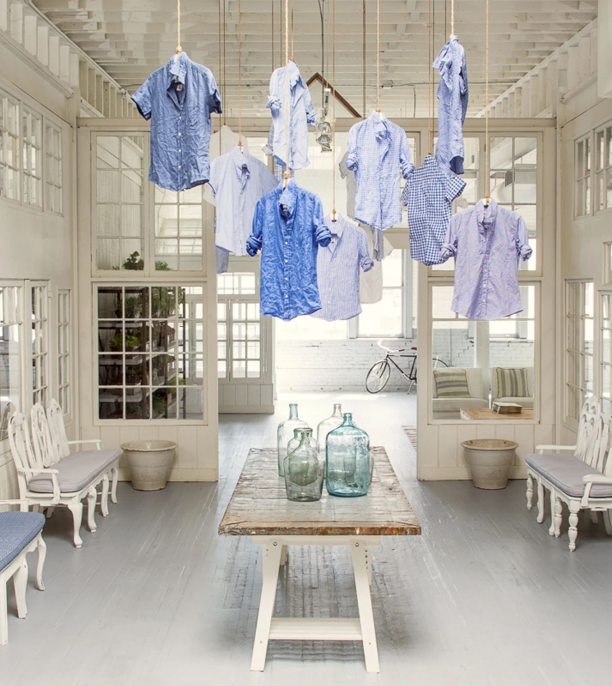 Frank＆Eileenのシャツがつるされた部屋