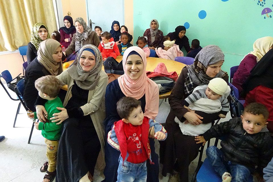 パレスチナ・ガザ地区のお母さんと子ども