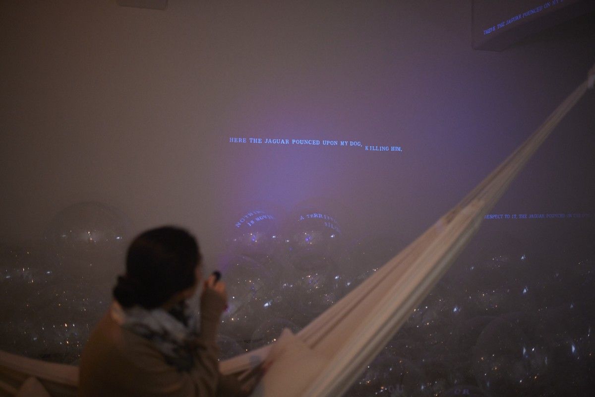 ブラックライトで壁を照らす人