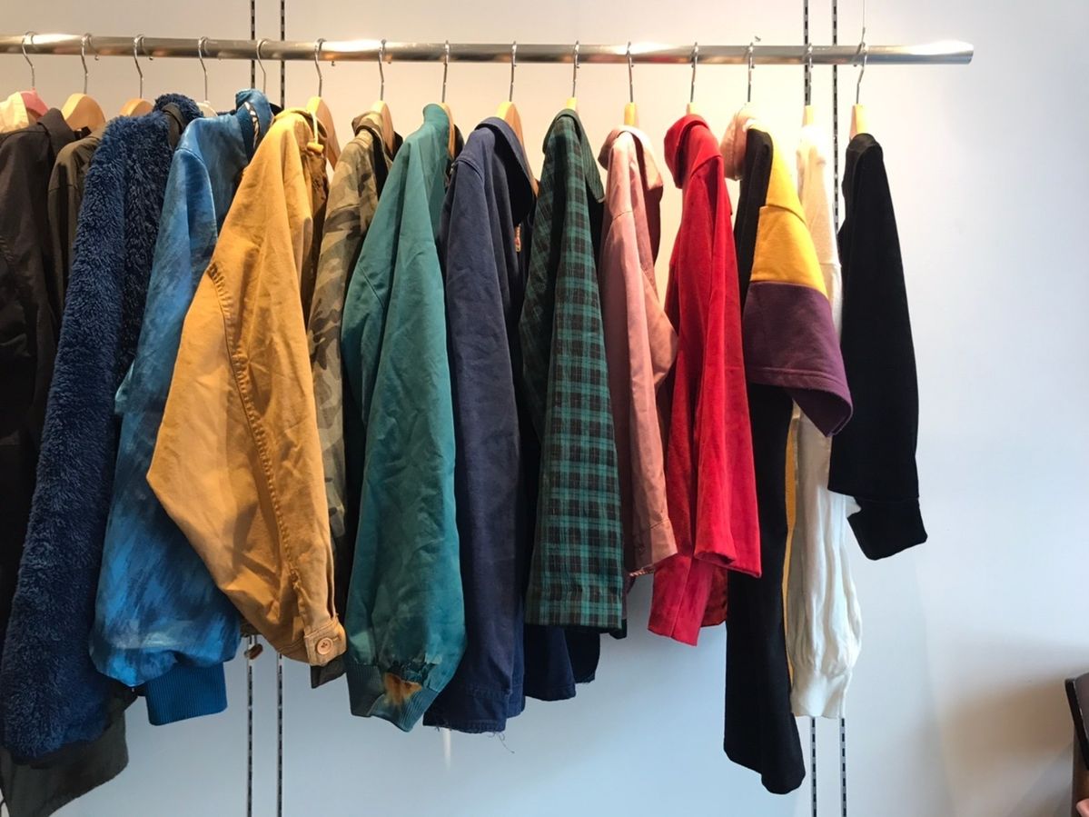 ハンガーにかけられた洋服