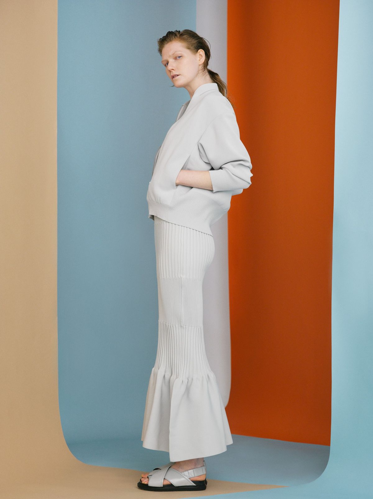 白い服を着た人物