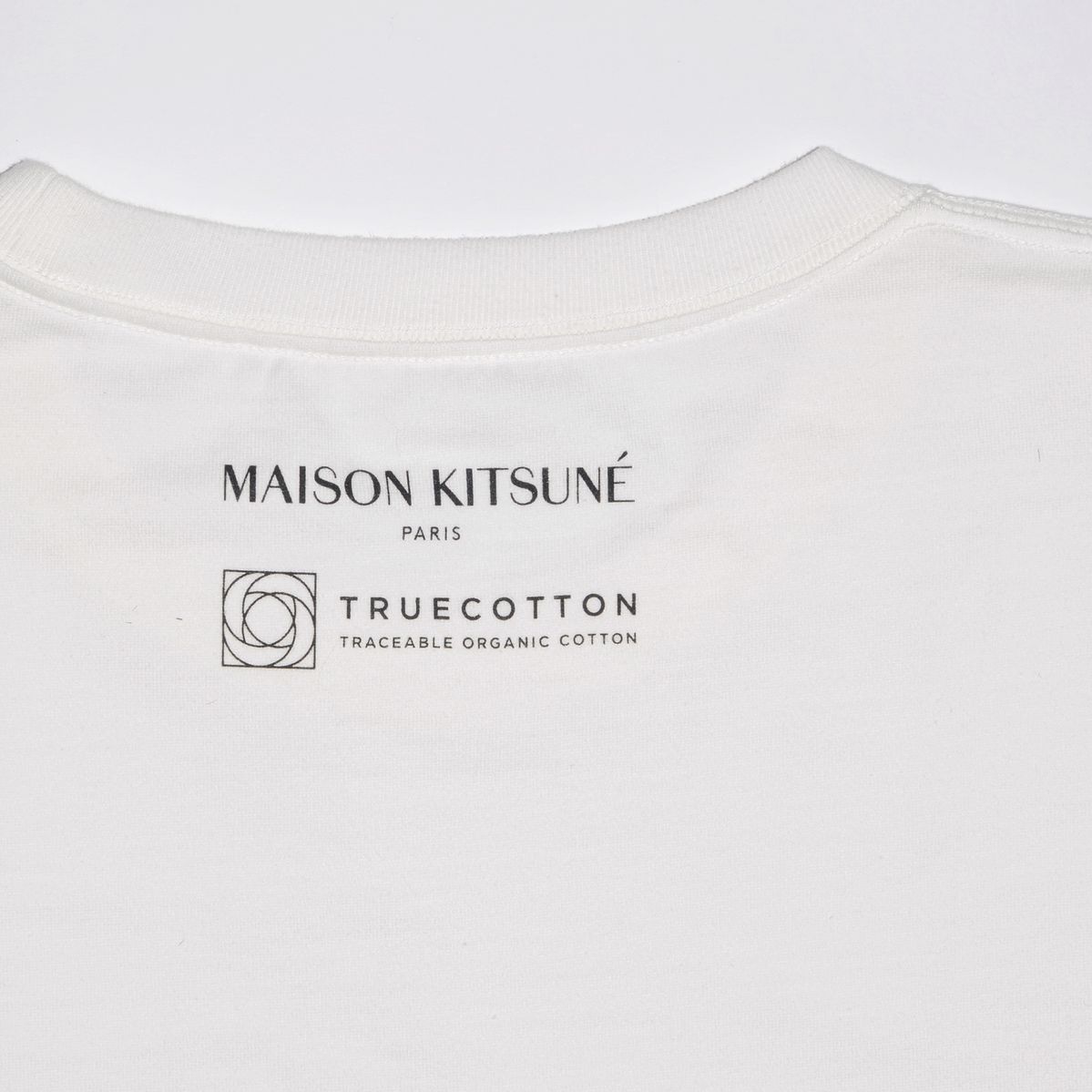 TRUECOTTON X MAISON KITSUNE TEE-SHIRTのバックプリントのアップ