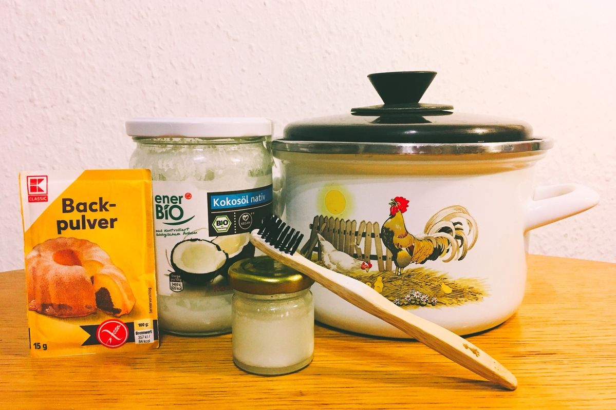 重曹、ココナッツオイル、鍋、歯ブラシ、歯磨き粉の材料