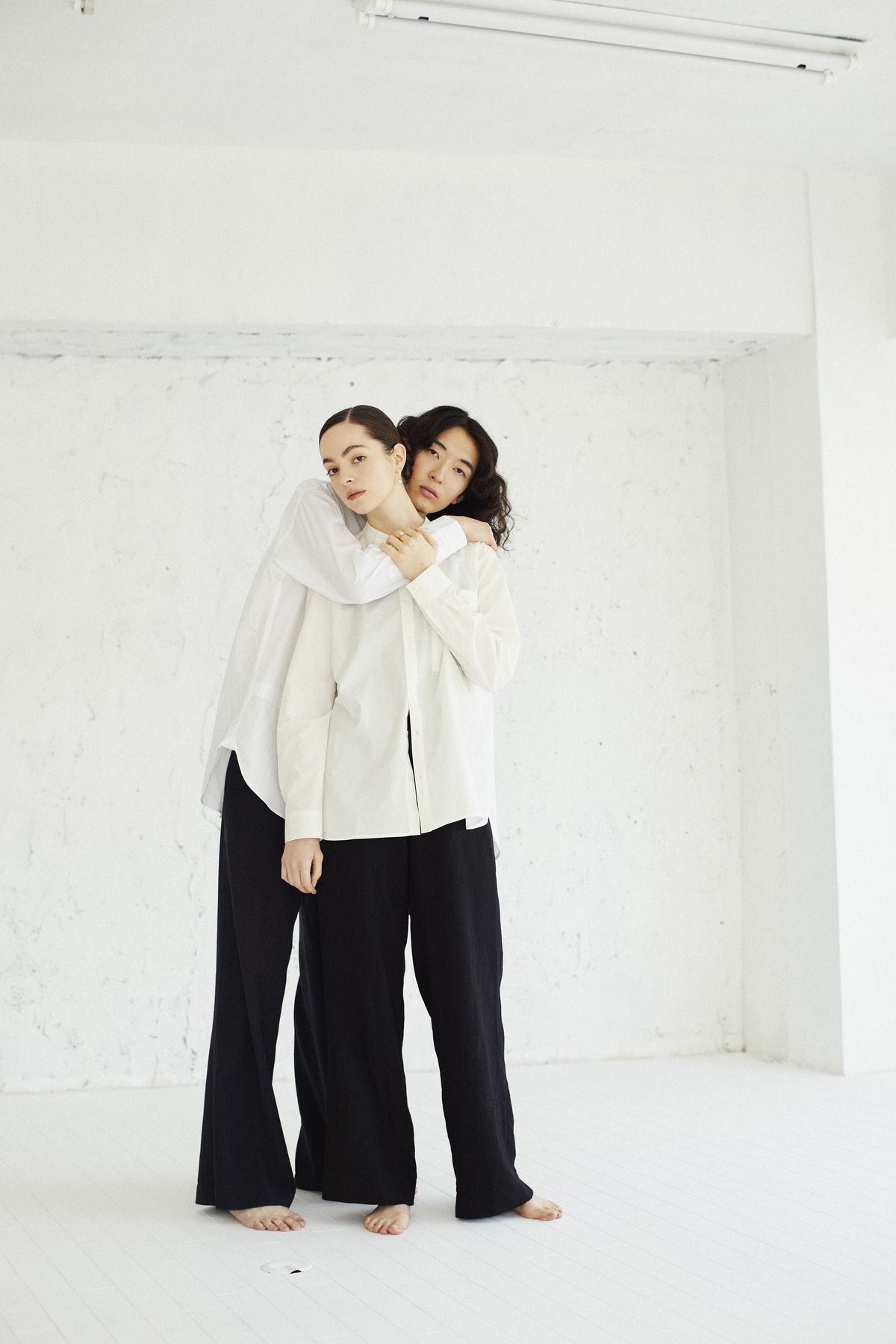 モデルの男女が寄り添う写真