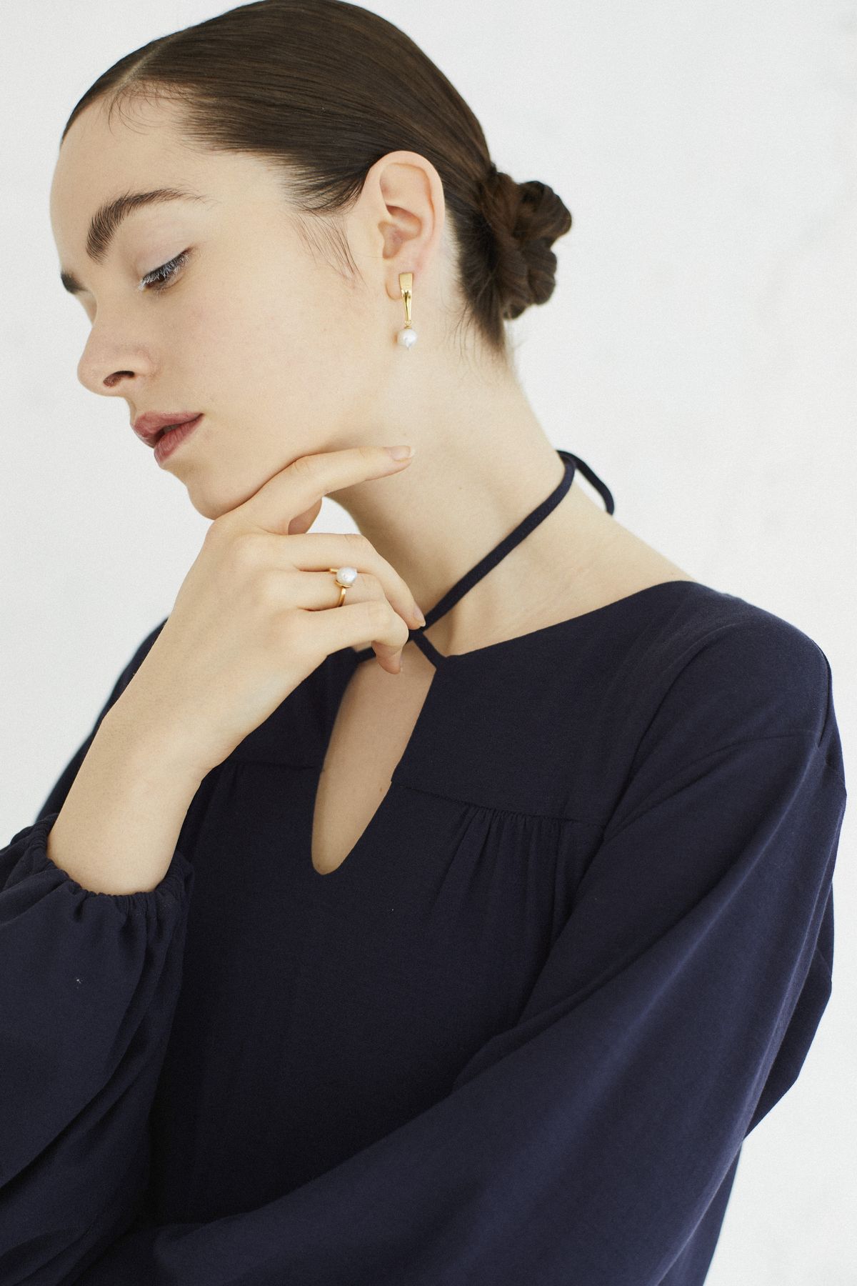 リングとピアスを身に付けた女性
