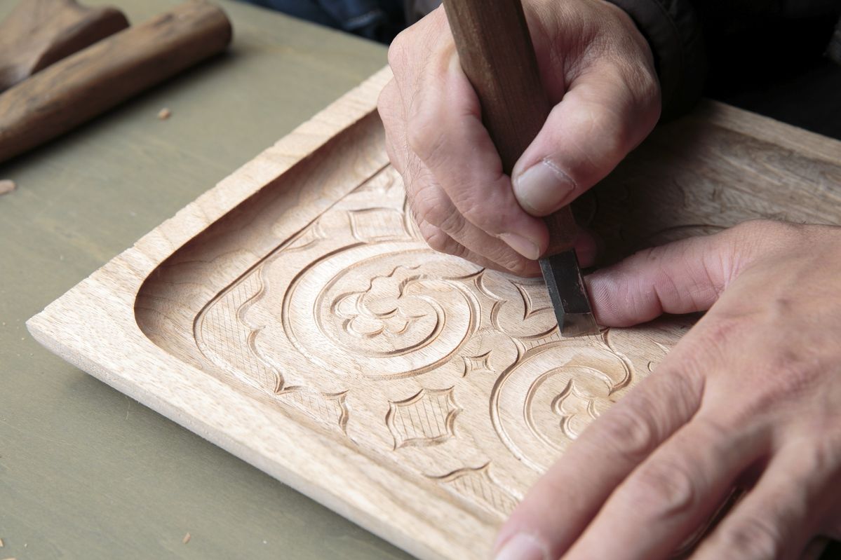 木彫りをする様子