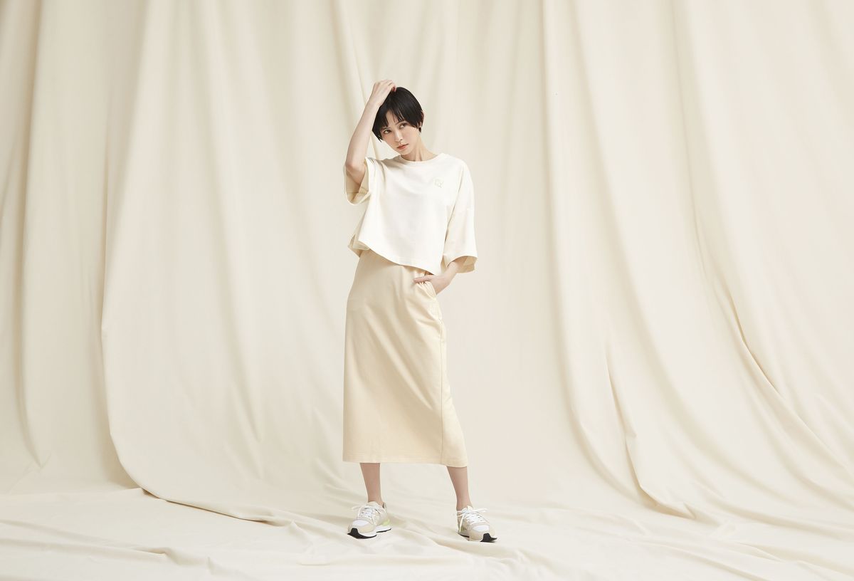 INFUSEの服を着た女性