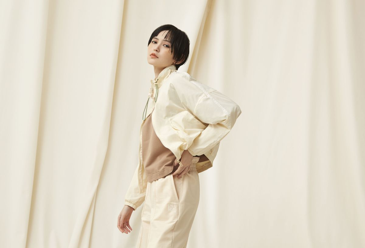 INFUSEの服を着た女性