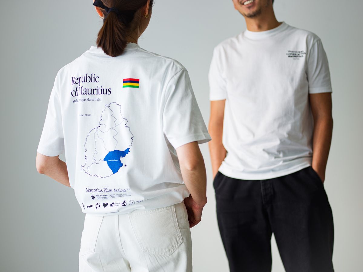 クラウドファンディングの返礼品Tシャツを着た男女