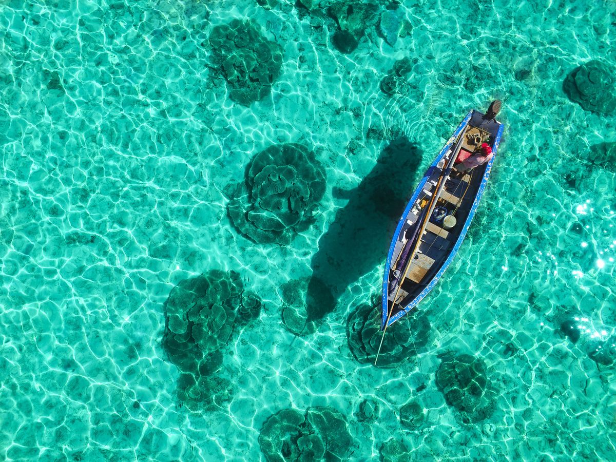 モーリシャスの海に浮かぶ船