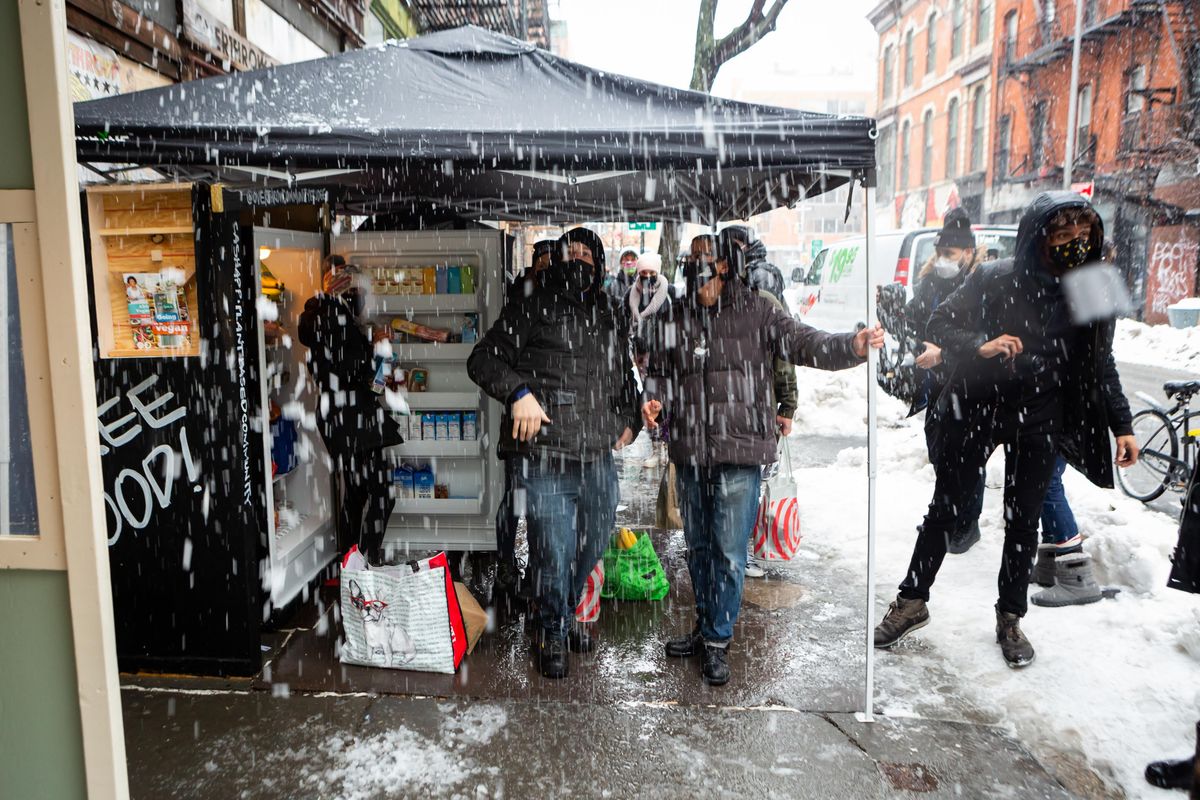 ヴィーガン専用コミュニティ冷蔵庫を利用する人々