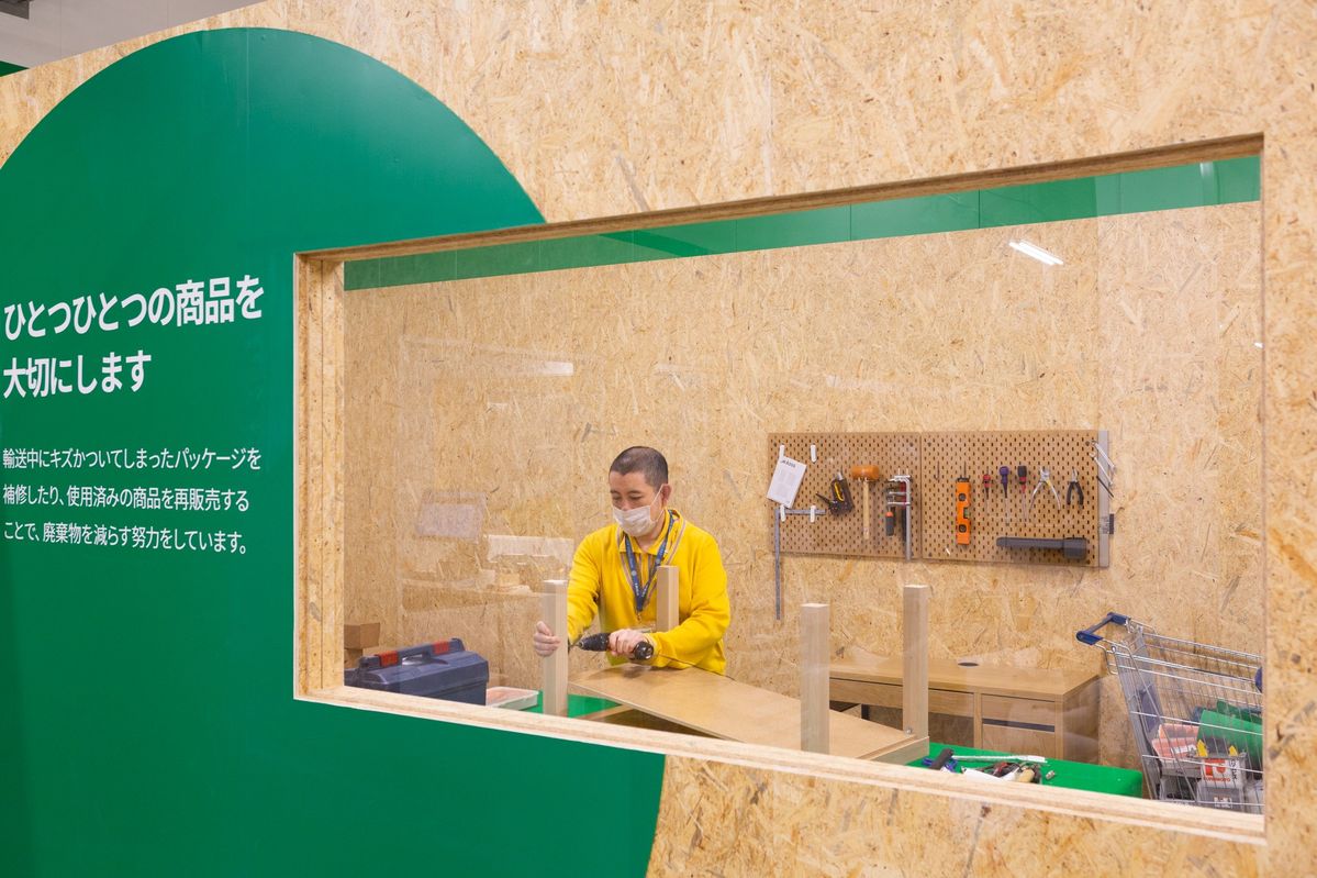 家具を組み立てるコワーカー