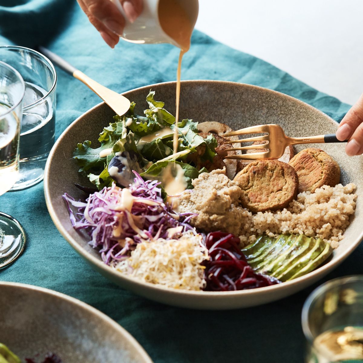 ハイプロテイン ブッダボウルにソースをかける様子