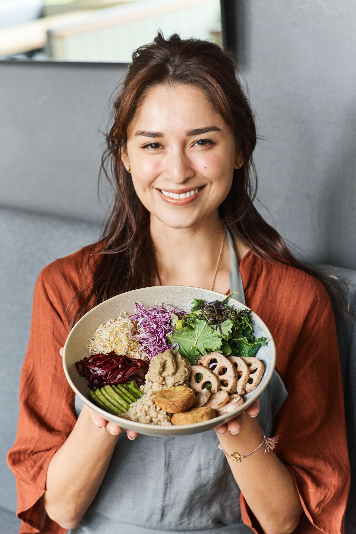 料理を持つケリー氏