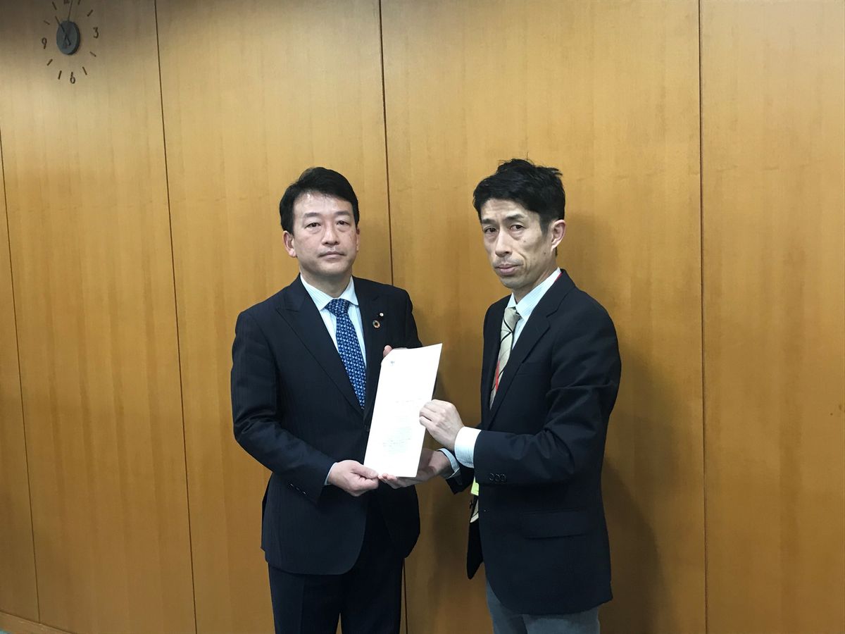 日本政府の書簡を退出している様子
