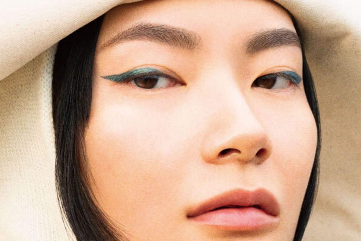 カレンデュラアイライナーリキッドを塗った女性