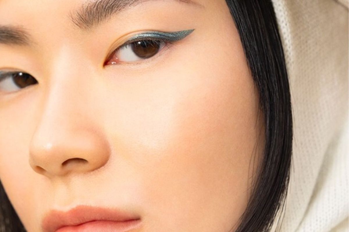 カレンデュラアイライナーリキッドを塗った女性