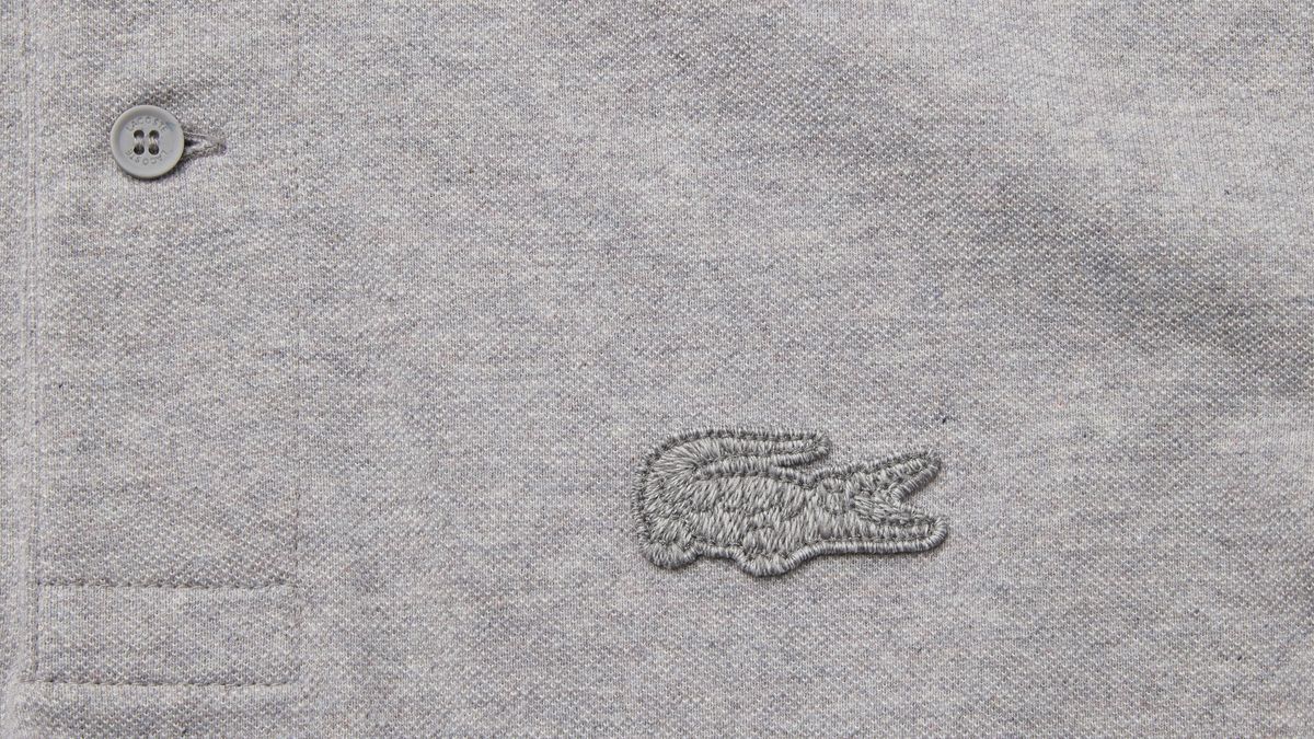 ポロシャツに施されたワニの刺繍