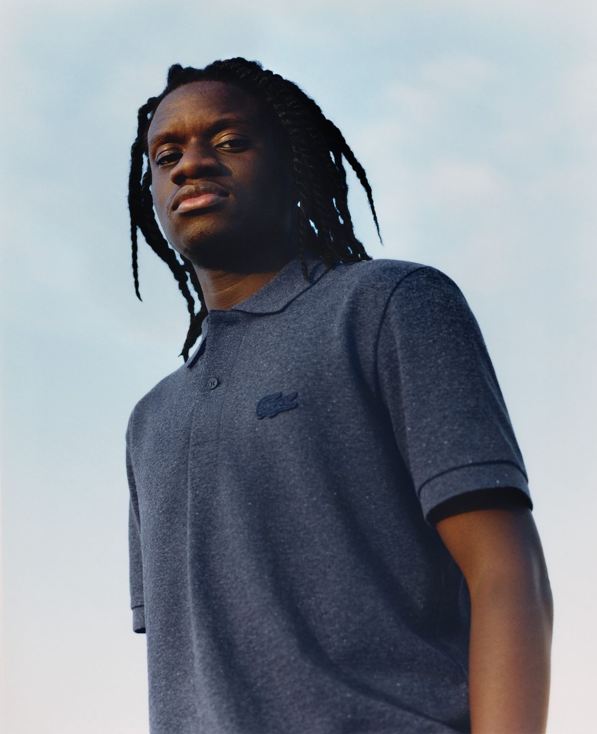 ミッドナイトブルーのポロシャツを着た男性