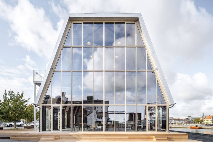 ビジネスチャンスを求めてさすらう 解体と再建築が自由自在なバー