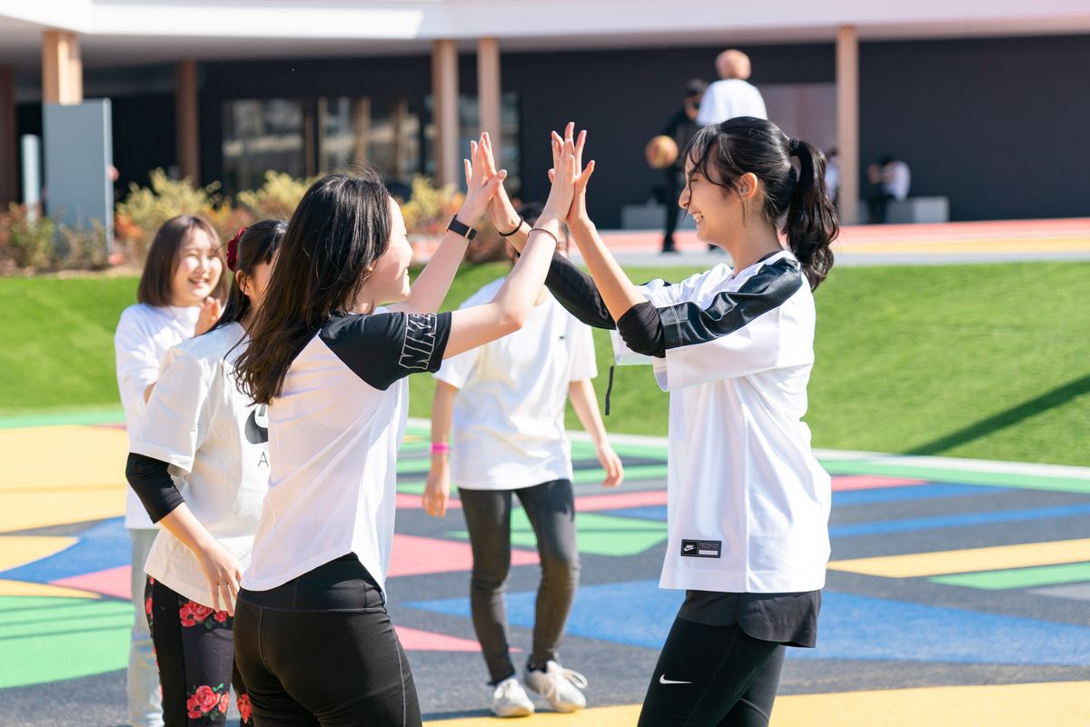 ハイタッチする女性たち