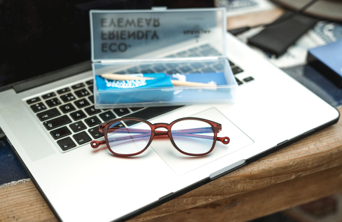 パソコンの上に置かれたメガネとパッケージ